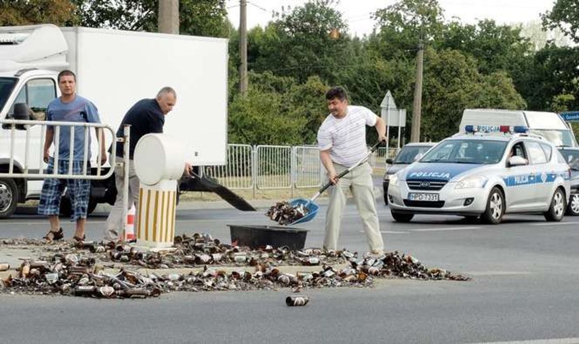 Lublin: Butelki po piwie wysypały się z ciężarówki (wideo) Lublin: Butelki po piwie wysypały się z ciężarówki (wideo)