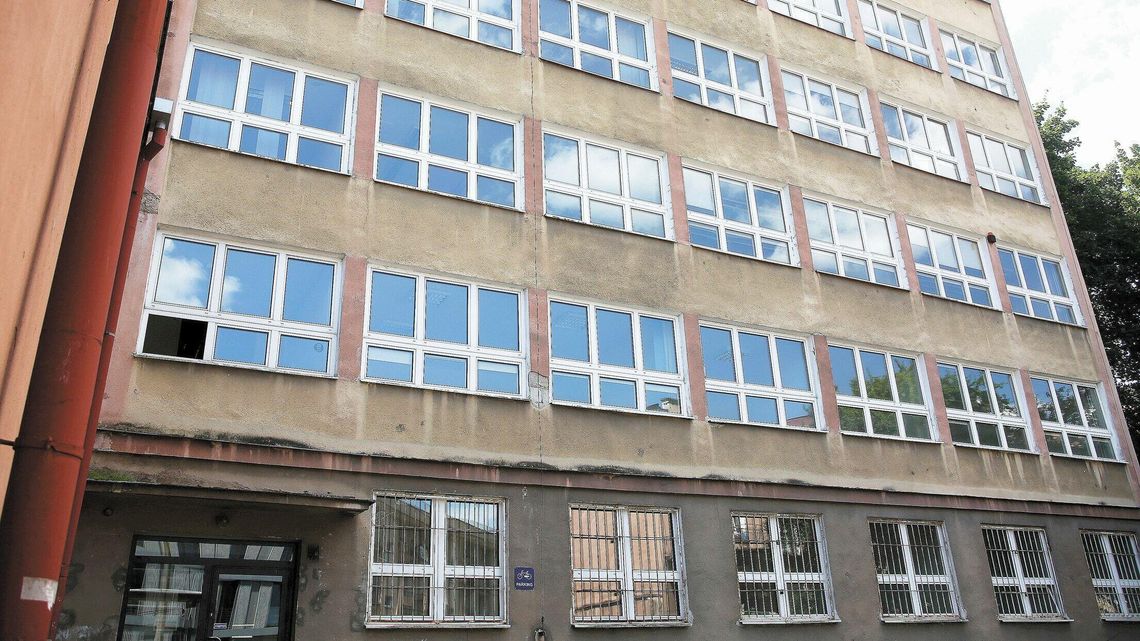 Lublin: Cały biurowiec dla pająków, urzędnicy się z niego wynieśli Lublin: Cały biurowiec dla pająków, urzędnicy się z niego wynieśli