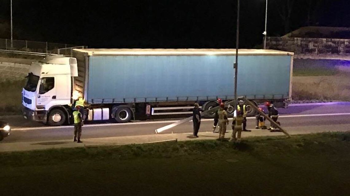 Lublin: Ciężarówką uszkodził przydrożny słup