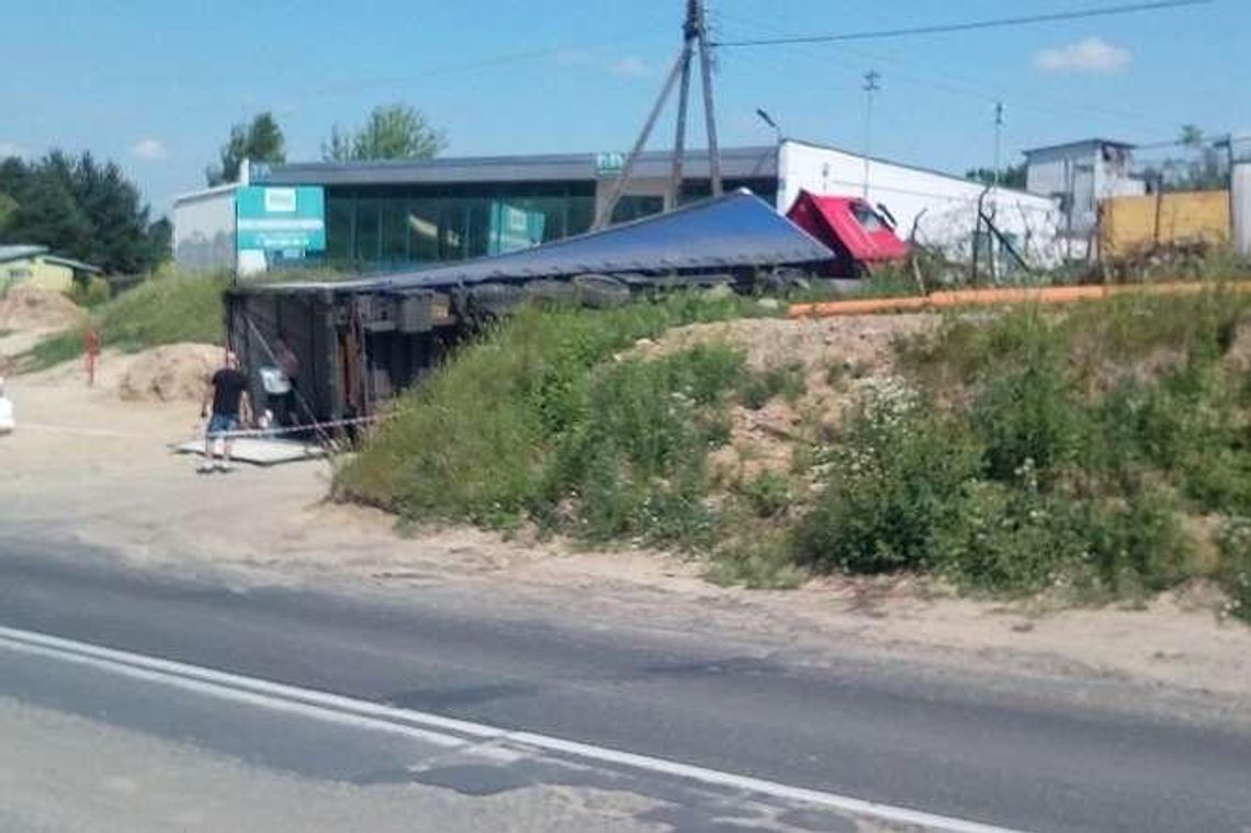 Lublin: Ciężarówka wywróciła się na drodze