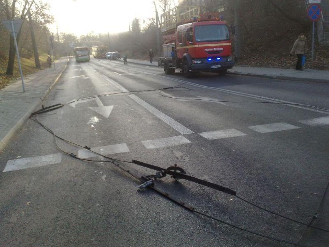 Lublin: Ciężarówka zerwała trakcję, trolejbusy nie dojeżdżają na Mełgiewską Lublin: Ciężarówka zerwała trakcję, trolejbusy nie dojeżdżają na Mełgiewską