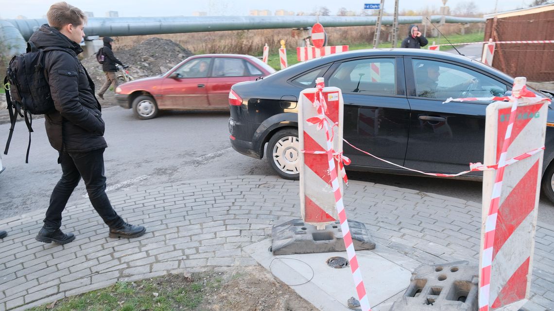Lublin: Ciężarówki nie powinny wjeżdżać na te wąskie uliczki. Pojawili się policjanci Lublin: Ciężarówki nie powinny wjeżdżać na te wąskie uliczki. Pojawili się policjanci