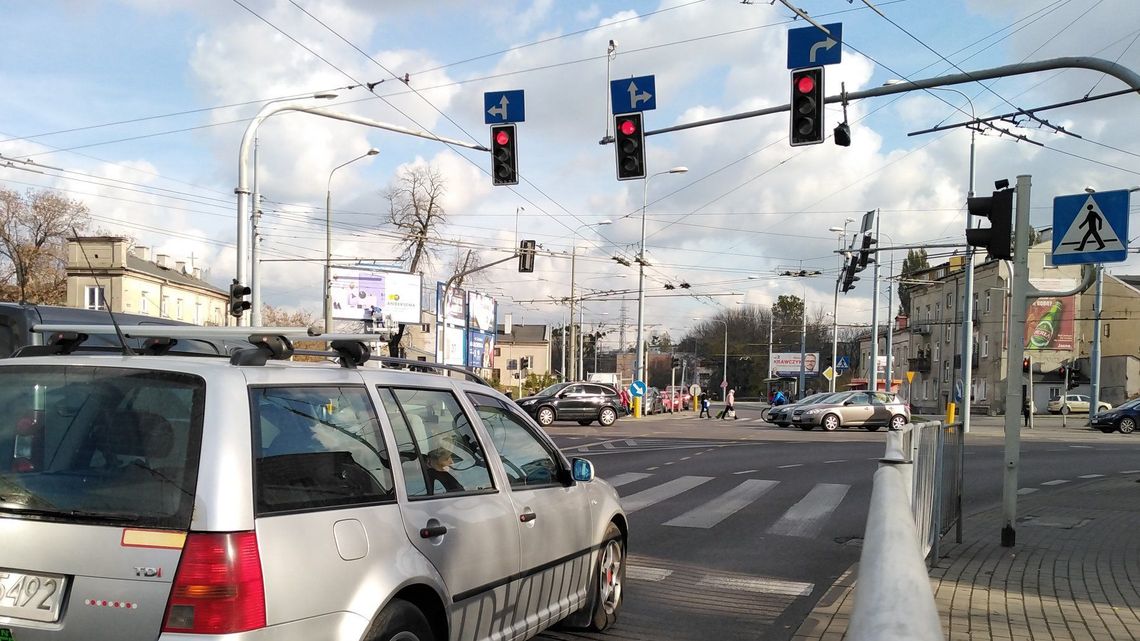 Lublin: Czarna folia testuje cierpliwość kierowców na pl. Bychawskim