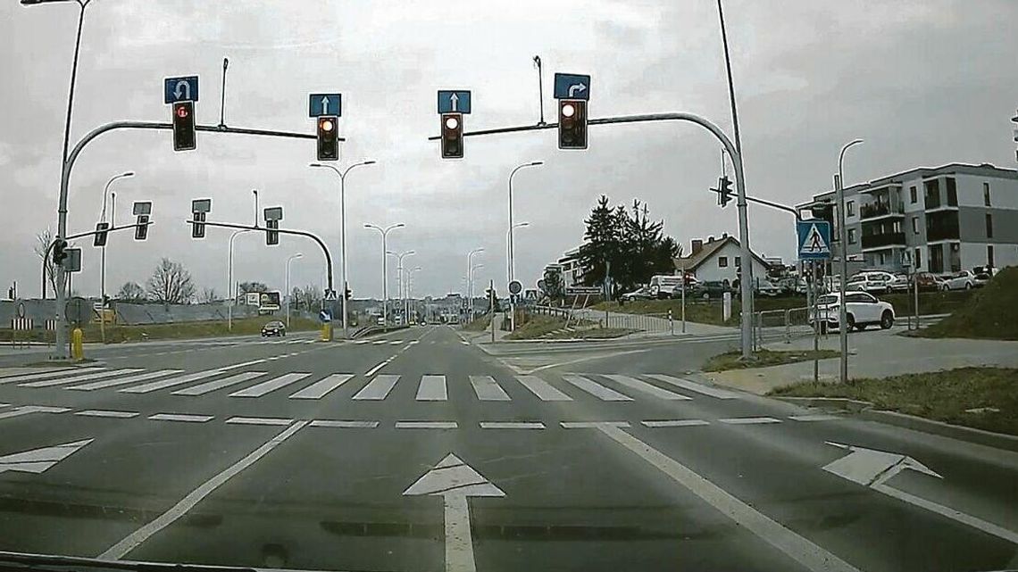 Lublin: Czerwone każe zwolnić, skarżą się na nie kierowcy. "Niepotrzebnie zmusza do zatrzymania" Lublin: Czerwone każe zwolnić, skarżą się na nie kierowcy. "Niepotrzebnie zmusza do zatrzymania"