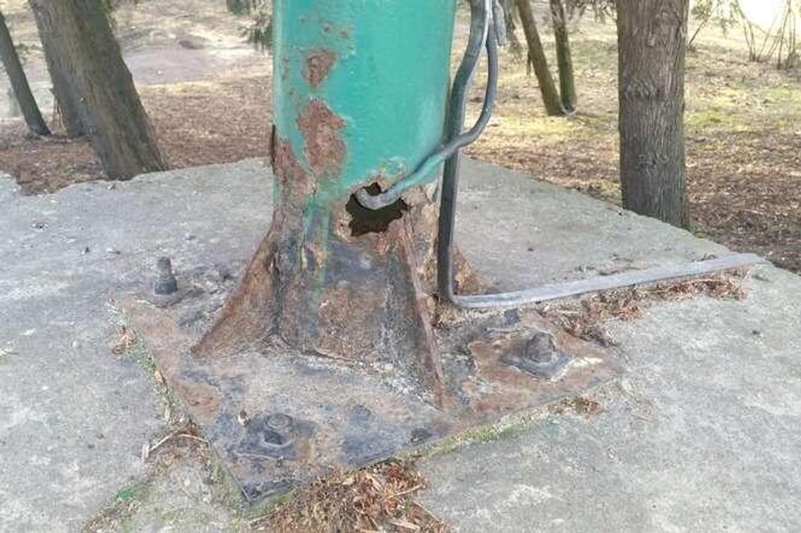 Lublin: Czytelnik zwraca uwagę na przerdzewiałe latarnie. "Będzie wizja lokalna" Lublin: Czytelnik zwraca uwagę na przerdzewiałe latarnie. "Będzie wizja lokalna"