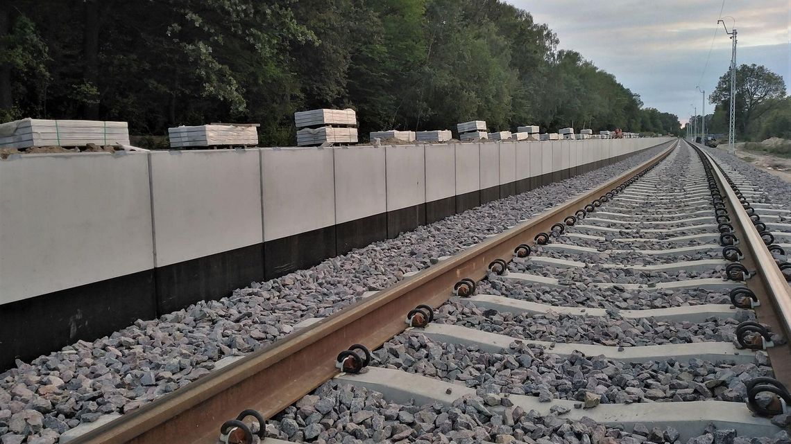 Lublin-Dęblin. Ruch pociągów wznowią jeszcze przed wyborami? Prace trwają nawet w niedziele i nocami
