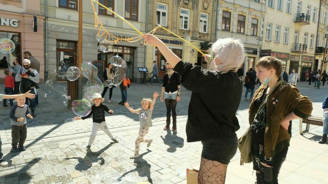 Lublin, deptak, słońce i bańki. Pierwszy taki weekend [zdjęcia]