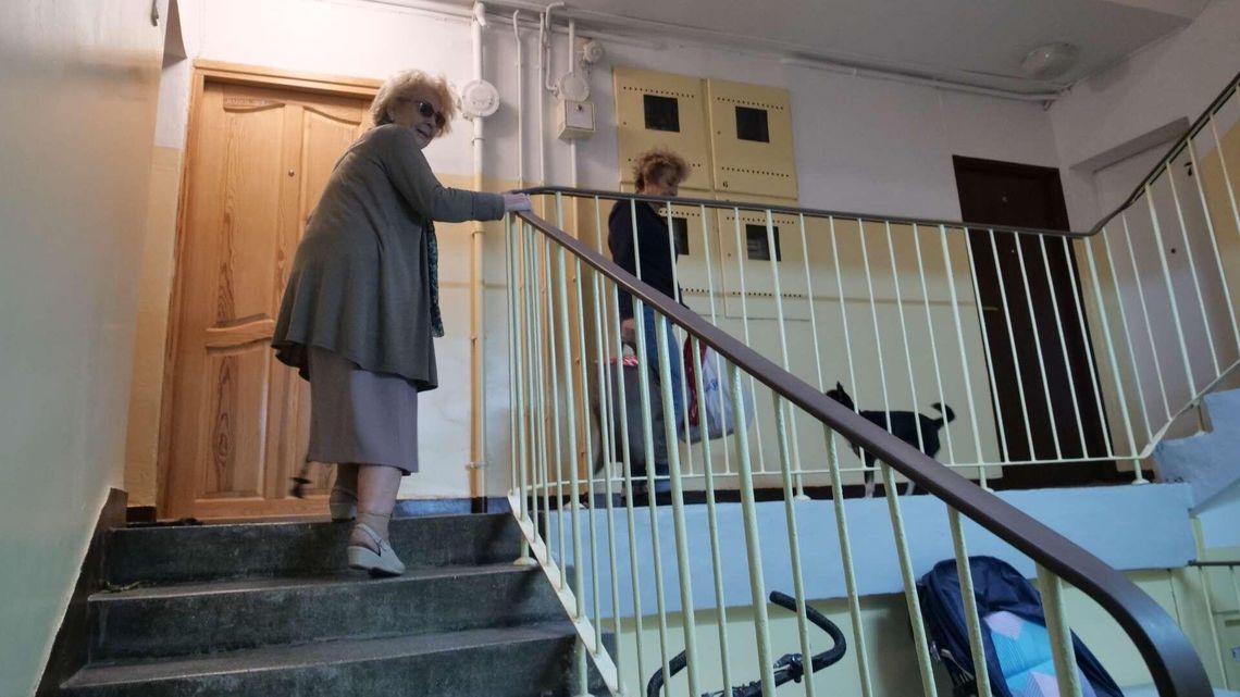 Lublin: Dobudują windę do starego bloku. "Do tej pory ludzie byli więźniami we własnych domach"
