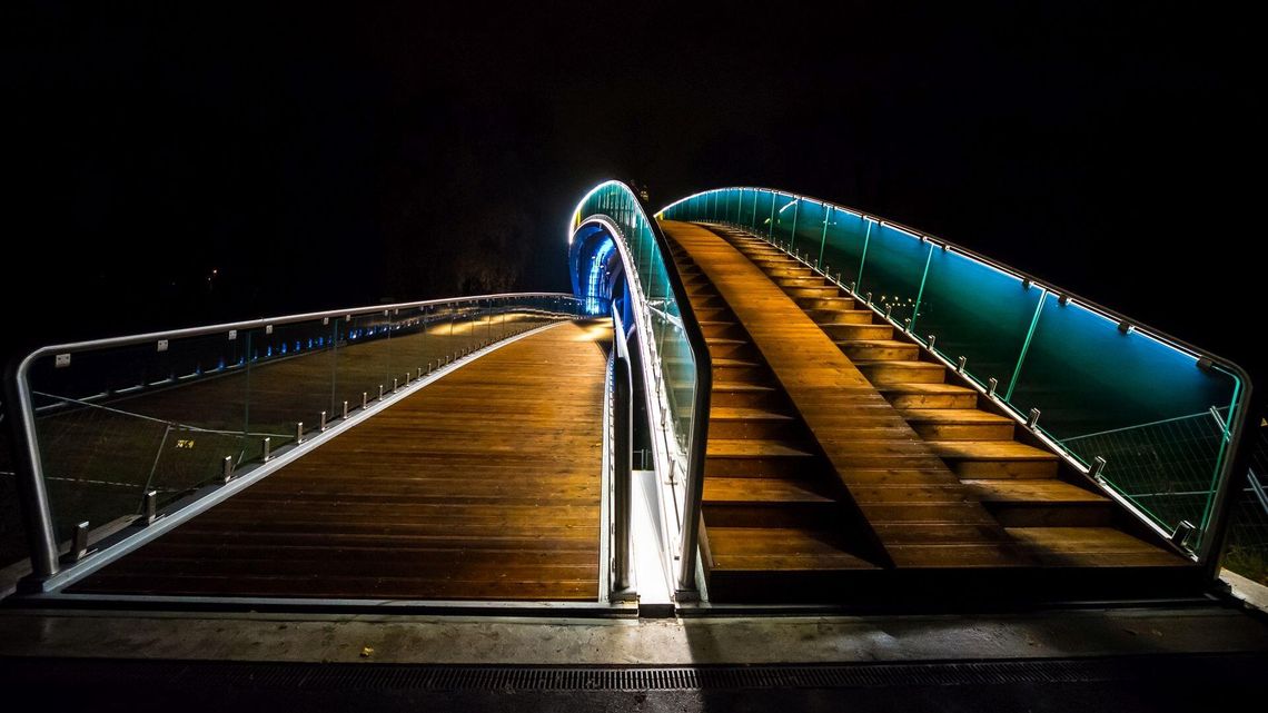 Lublin: Dwupoziomowa kładka łączy dwa brzegi Bystrzycy. Tak się prezentuje po zmroku