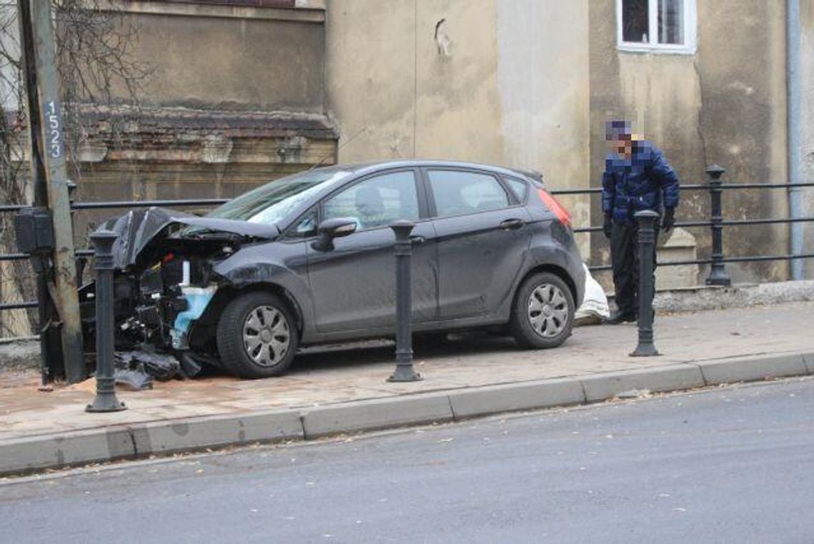 Lublin: Ford wjechał na chodnik i wbił się w słup Lublin: Ford wjechał na chodnik i wbił się w słup