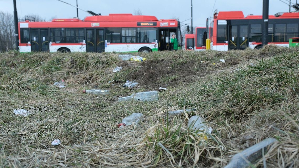 Lublin: Gęsto od śmieci na trawnikach. Czytelniczka: Dlaczego nikt tego nie sprząta?