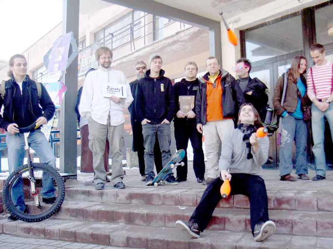 Lublin: Happening \"Żyrafy wychodzą z szafy\" 
