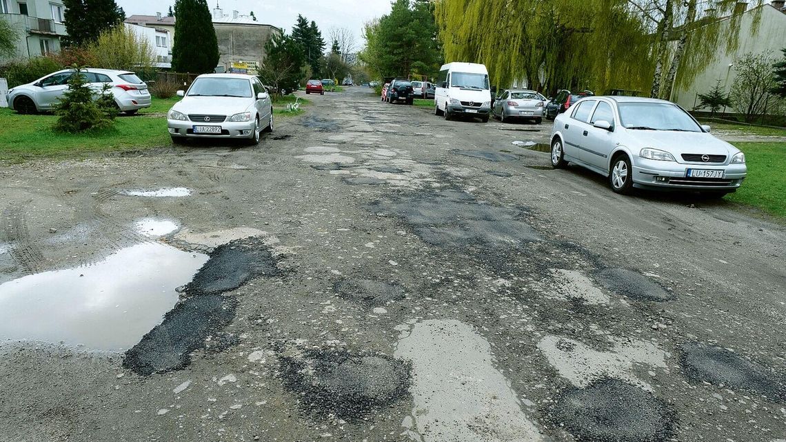 Lublin: Jezdnia do łatania, doliczyli się aż 200 dziur Lublin: Jezdnia do łatania, doliczyli się aż 200 dziur