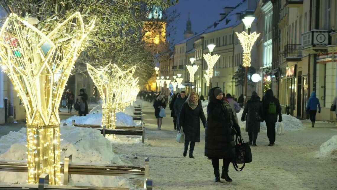 Lublin już świąteczny. Choinka pod Ratuszem i iluminacje Lublin już świąteczny. Choinka pod Ratuszem i iluminacje