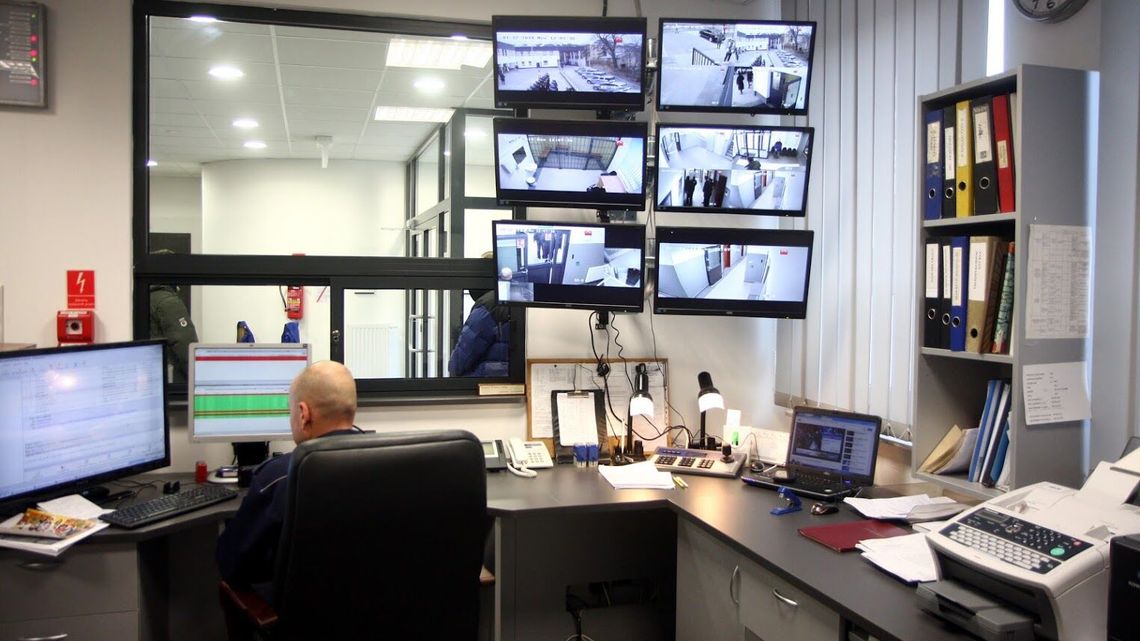 Lublin. Kamień poleciał w okno komisariatu. Rzucający miał pokrętny plan