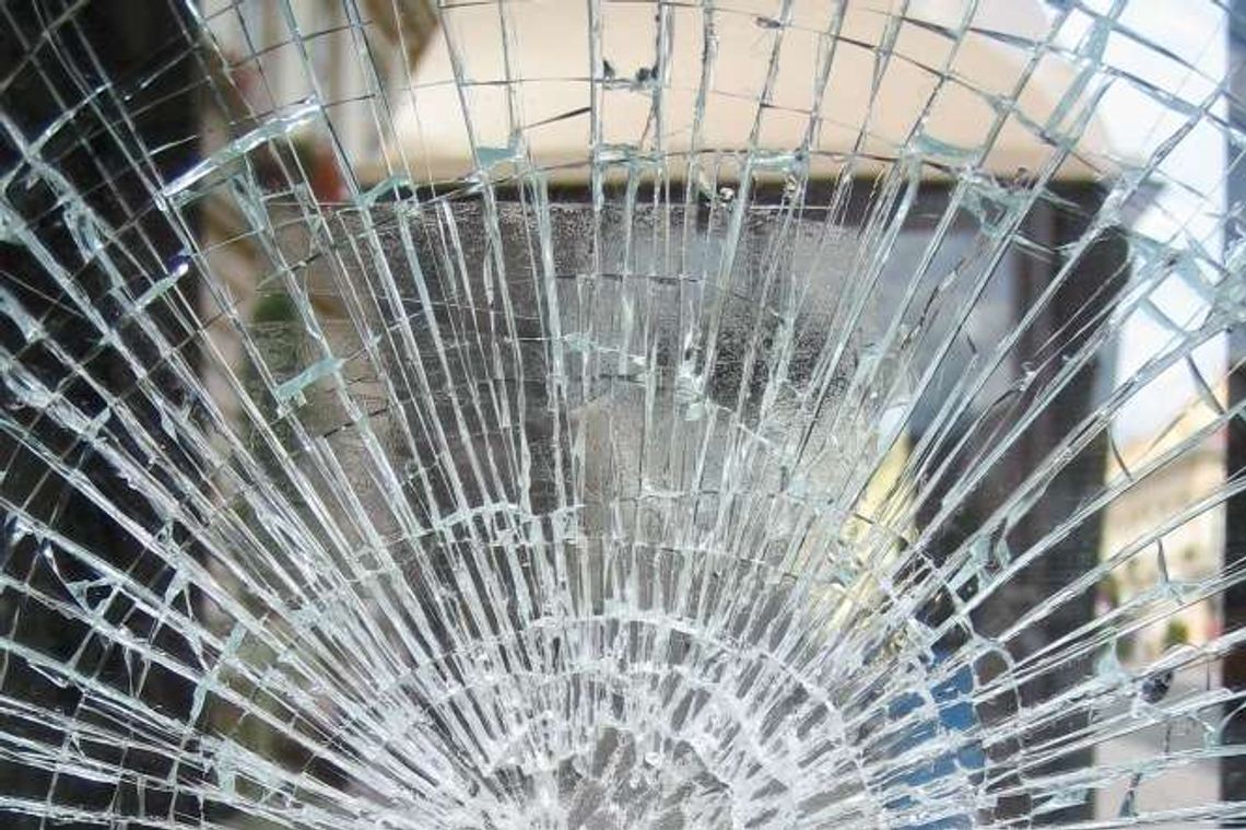 Lublin: Kamień spod kosy spalinowej wybił szybę w autobusie komunikacji miejskiej Lublin: Kamień spod kosy spalinowej wybił szybę w autobusie komunikacji miejskiej