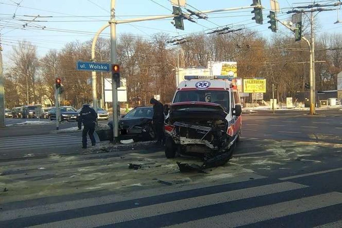 Lublin: Karetka pogotowia jechała na sygnale. Zderzyła się z bmw Lublin: Karetka pogotowia jechała na sygnale. Zderzyła się z bmw