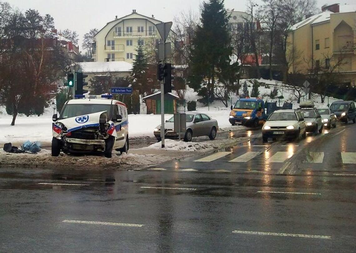 Lublin: Karetka zderzyła się z samochodem osobowym Lublin: Karetka zderzyła się z samochodem osobowym