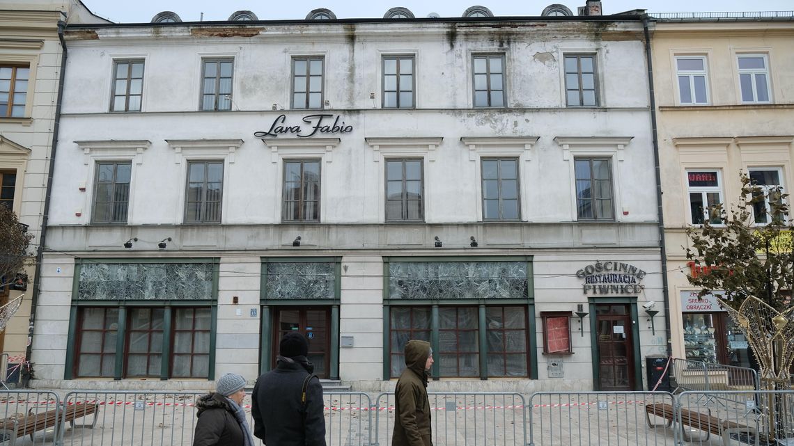 Lublin: Kawałki gzymsu odpadły z kamienicy. Część deptaka wygrodzona