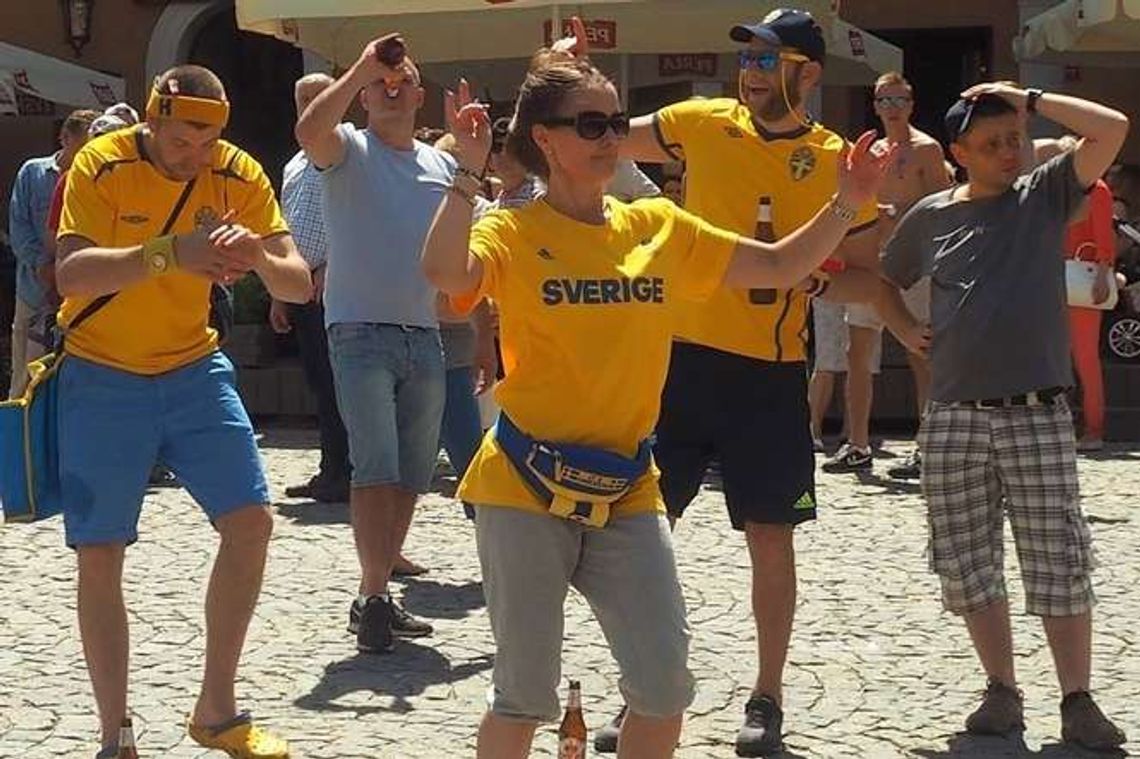 Lublin: Kibice Szwecji imprezują na ulicach Starego Miasta Lublin: Kibice Szwecji imprezują na ulicach Starego Miasta