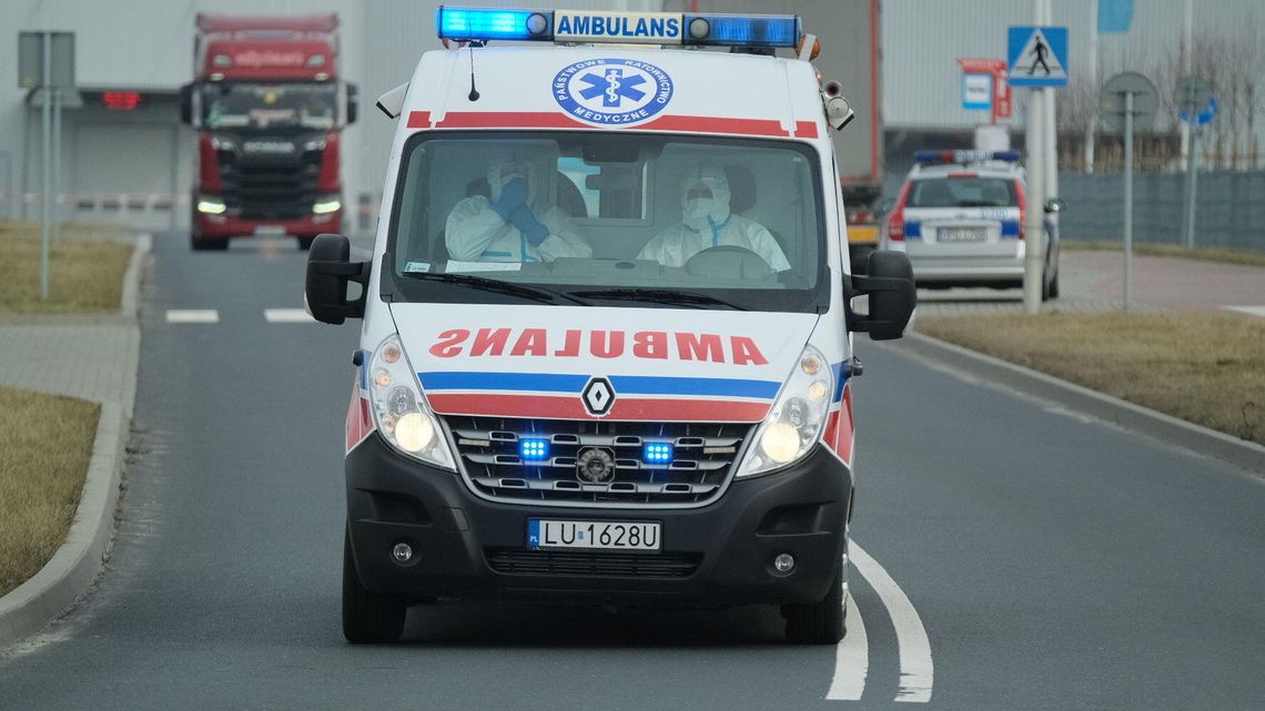 Lublin: Kierowca ciężarówki z objawami koronawirusa. Ratownicy medyczni przyjechali w specjalnych kombinezonach [zdjęcia]