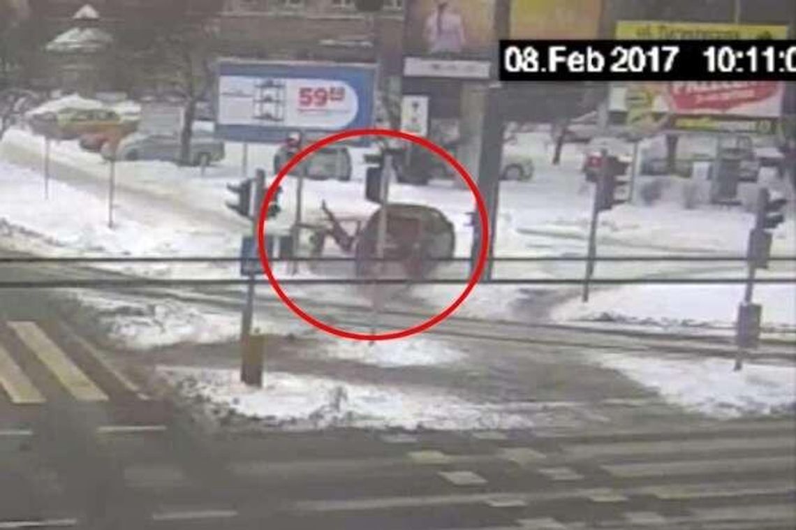 Lublin: Kierowca zasłabł i wjechał w matkę z dzieckiem na chodniku (wideo)
