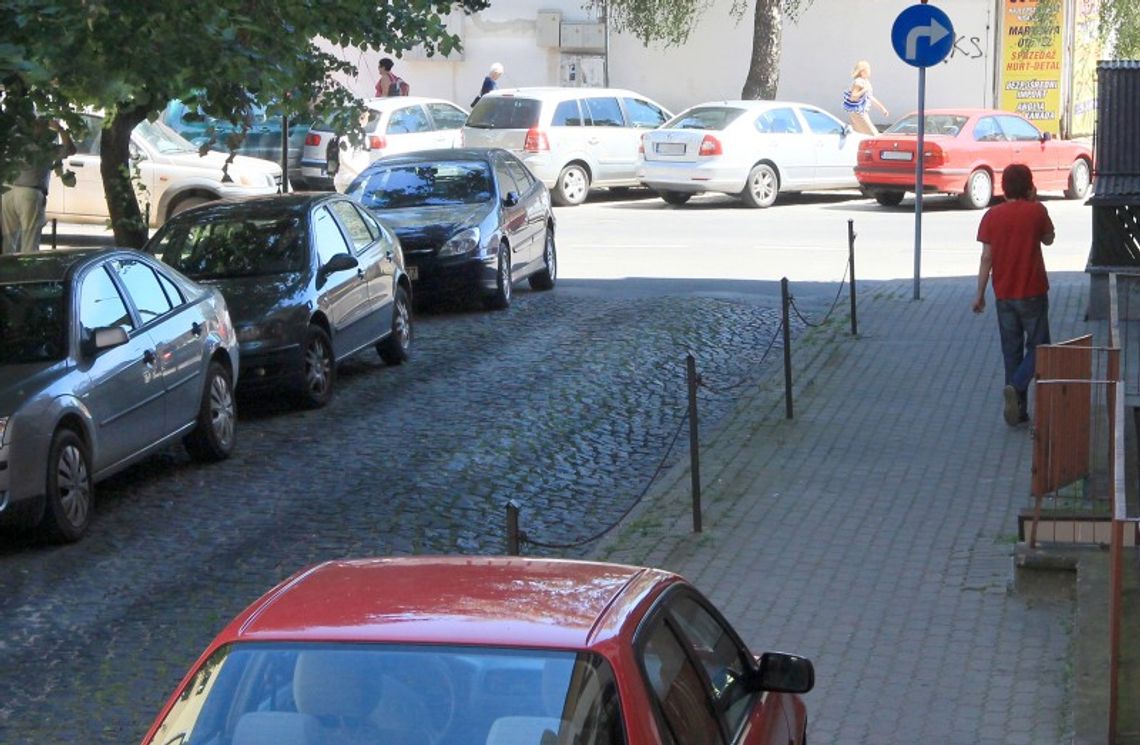 Lublin: Kierowcy parkują gdzie popadnie na ul. Czystej