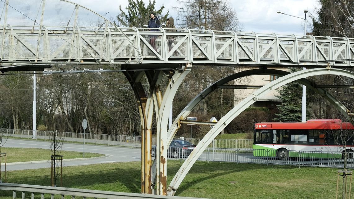 Lublin: Kładka nad ul. Filaretów jeszcze długo będzie rdzewieć. W tym roku powstanie dokumentacja