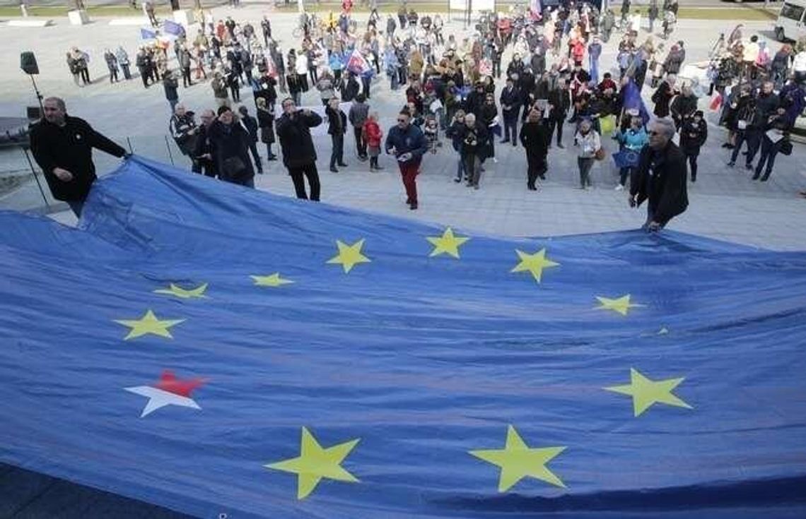 Lublin: "Kocham Cię, Europo". Manifestacja poparcia dla UE Lublin: "Kocham Cię, Europo". Manifestacja poparcia dla UE