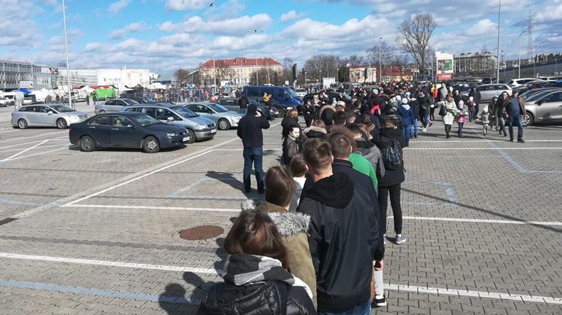 Lublin: Kolejka na kilkaset metrów do wejścia na targi ZOOPARK