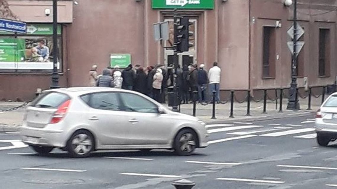 Lublin: Kolejka przed Getin Bankiem, klienci chcą wycofać pieniądze. "Jestem przerażona..." Lublin: Kolejka przed Getin Bankiem, klienci chcą wycofać pieniądze. "Jestem przerażona..."