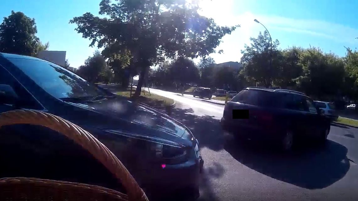 Lublin: Kolizja rowerzysty z samochodem. Zobacz niebezpieczną sytuację [wideo]