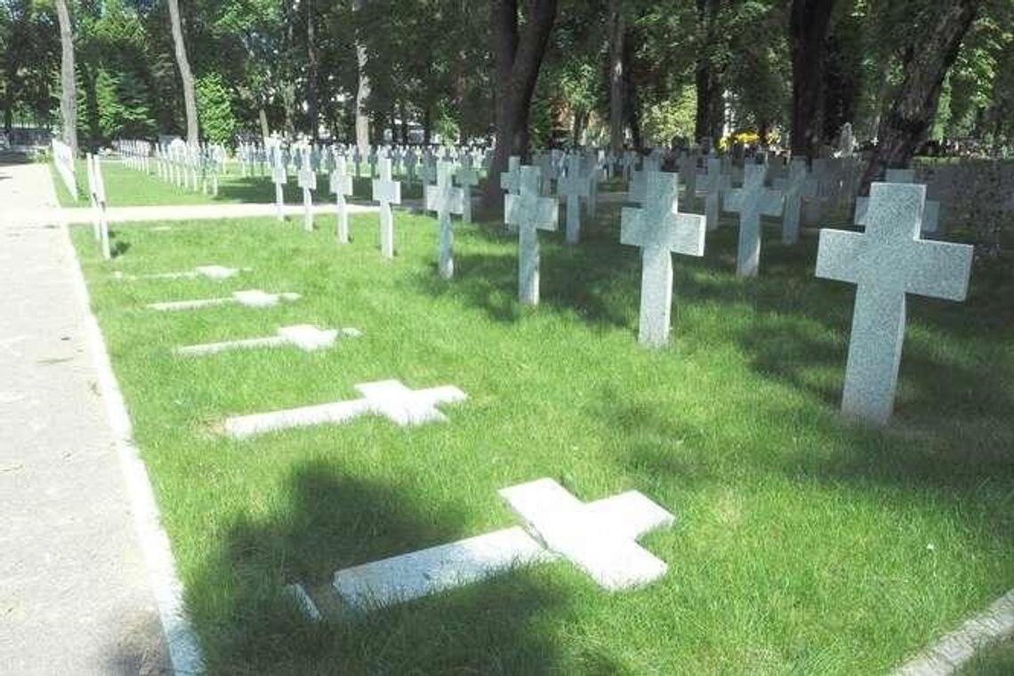 Lublin: Ktoś znów zniszczył krzyże na cmentarzu wojskowym Lublin: Ktoś znów zniszczył krzyże na cmentarzu wojskowym