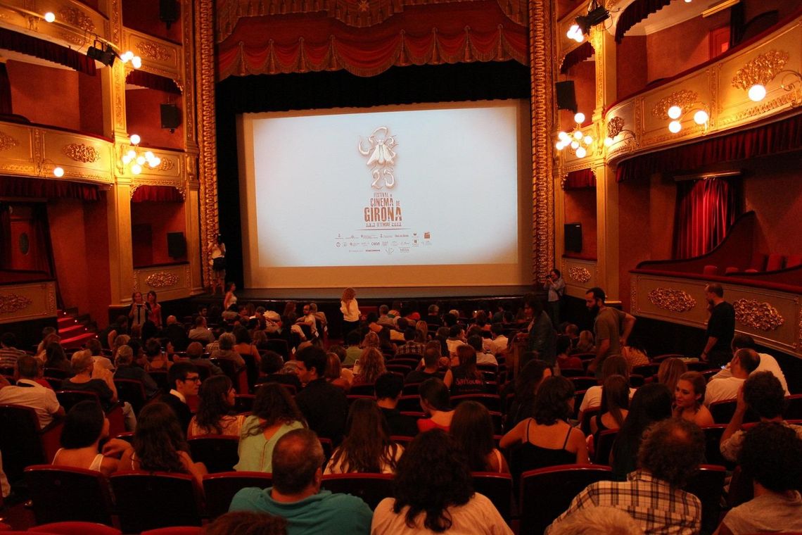 Lublin kuźnią młodych talentów filmowych! Sala kinowa z dużym ekranem wypełniona ludźmi.