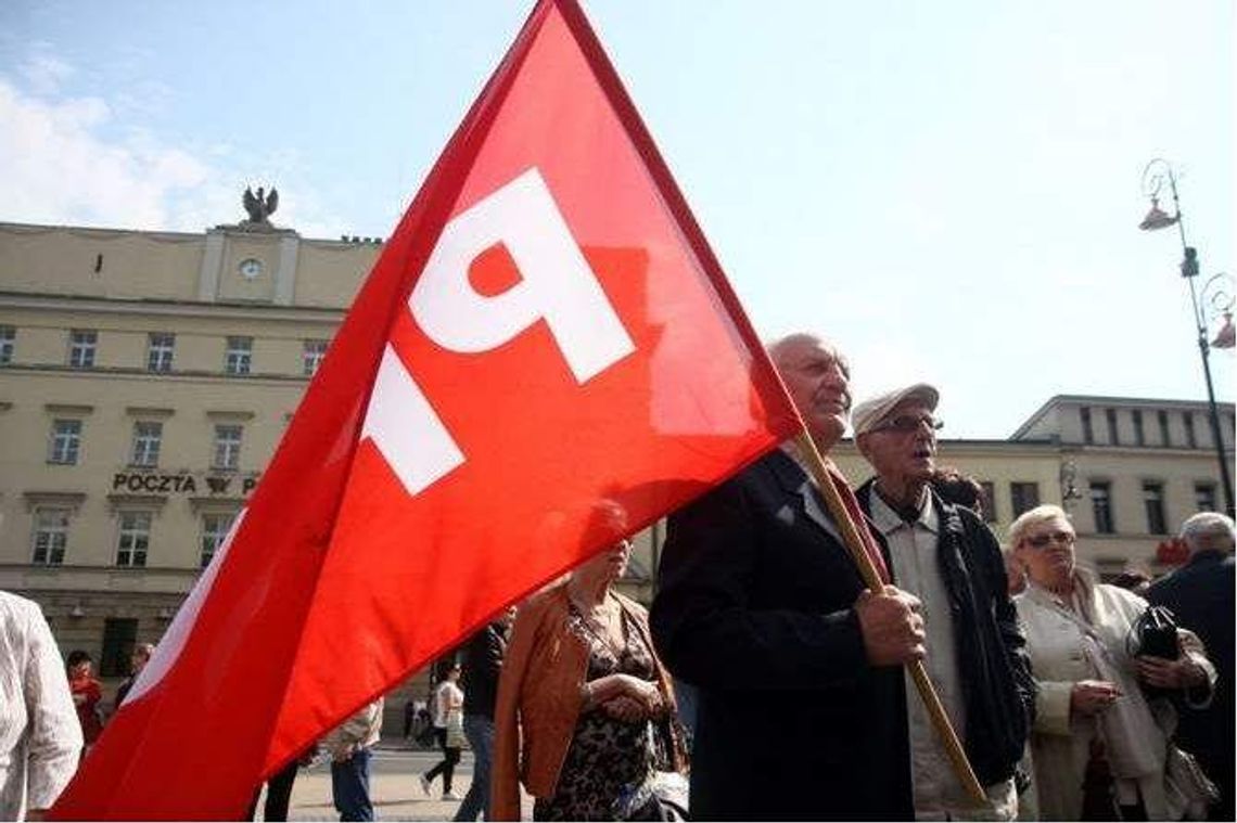 Lublin: Lewica uczciła Święto Pracy na placu Litewskim (zdjęcia) Lublin: Lewica uczciła Święto Pracy na placu Litewskim (zdjęcia)