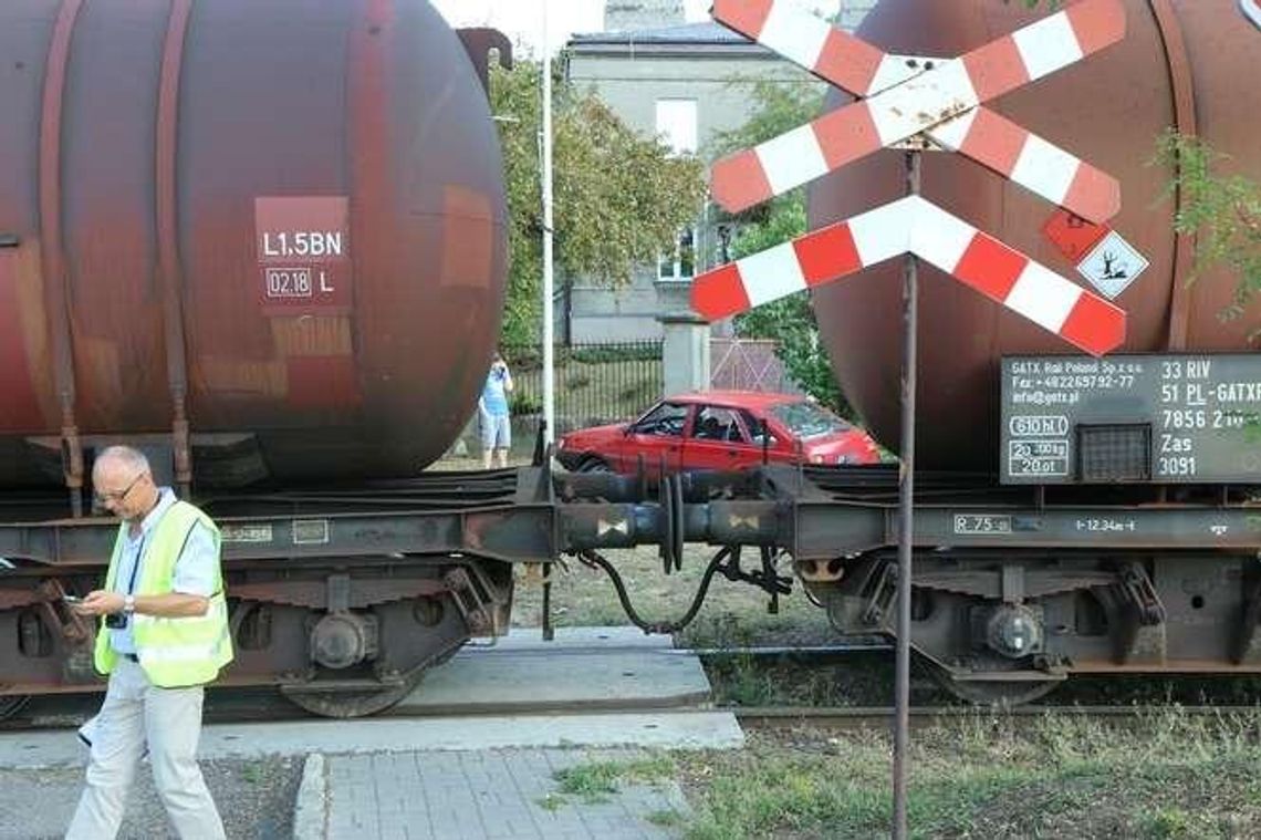 Lublin: Lokomotywa zderzyła się z polonezem (zdjęcia)