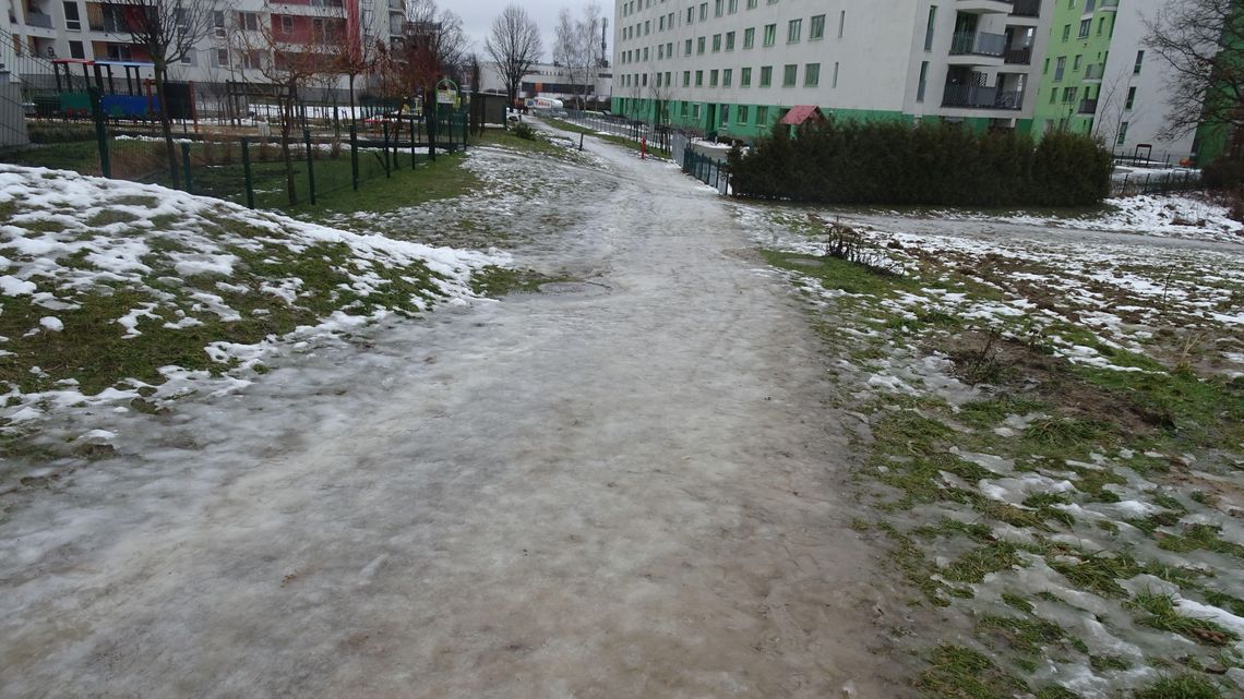 Lublin: Mają dość „tańca” na lodzie. Woleliby mieć tutaj chodnik Lublin: Mają dość „tańca” na lodzie. Woleliby mieć tutaj chodnik