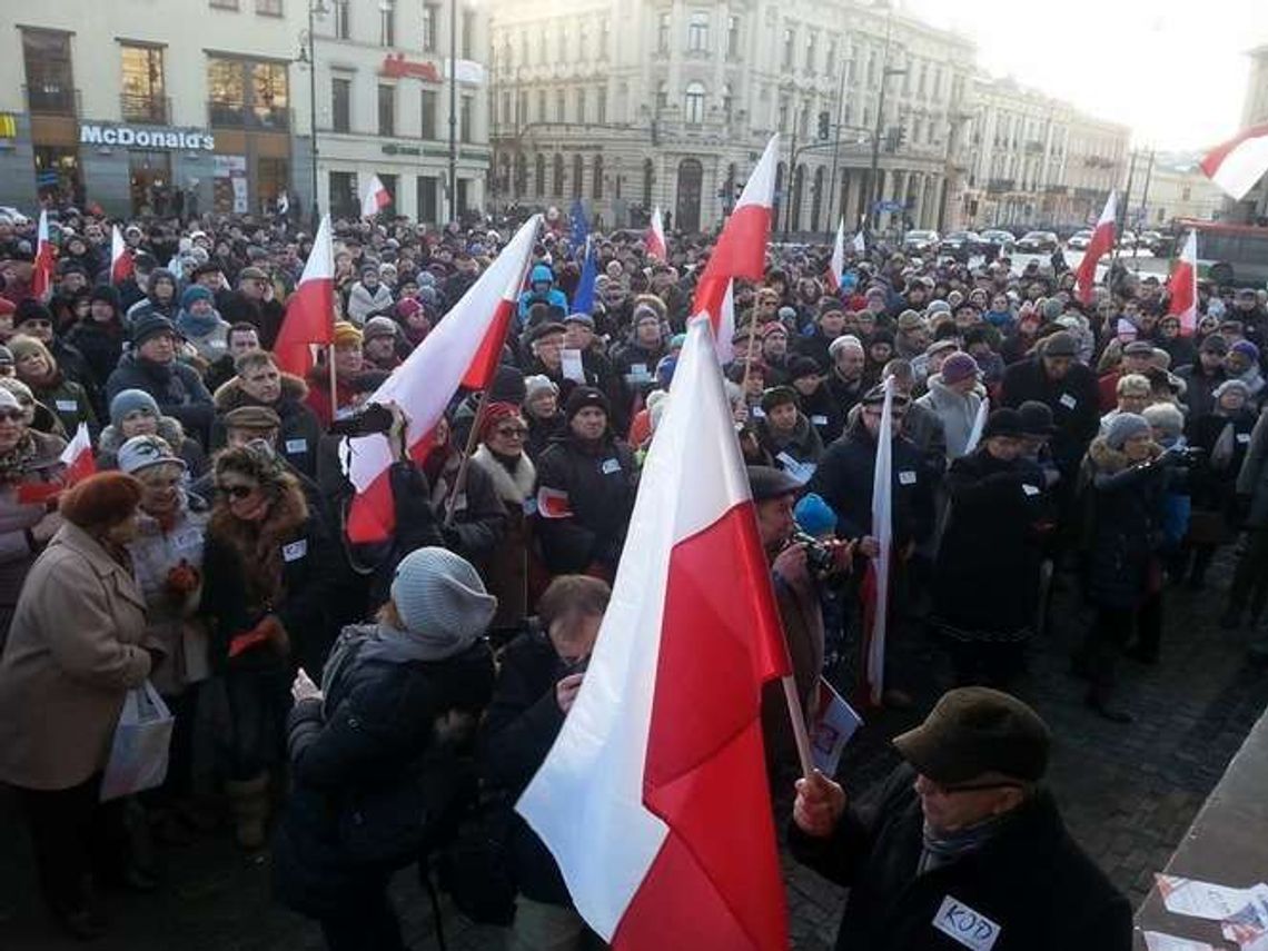 Lublin: Manifestacja KOD na placu Litewskim (zdjęcia) Lublin: Manifestacja KOD na placu Litewskim (zdjęcia)