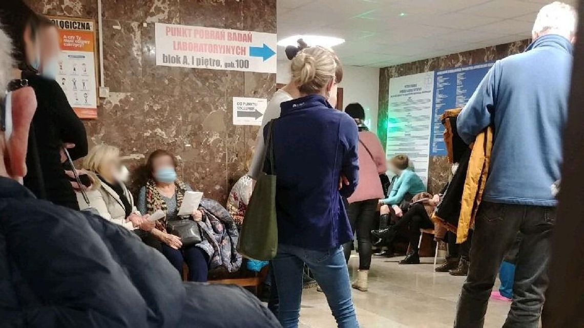 Lublin: Medycy tłoczą się w kolejce do szczepienia. Lekarka miała kilka podejść Lublin: Medycy tłoczą się w kolejce do szczepienia. Lekarka miała kilka podejść