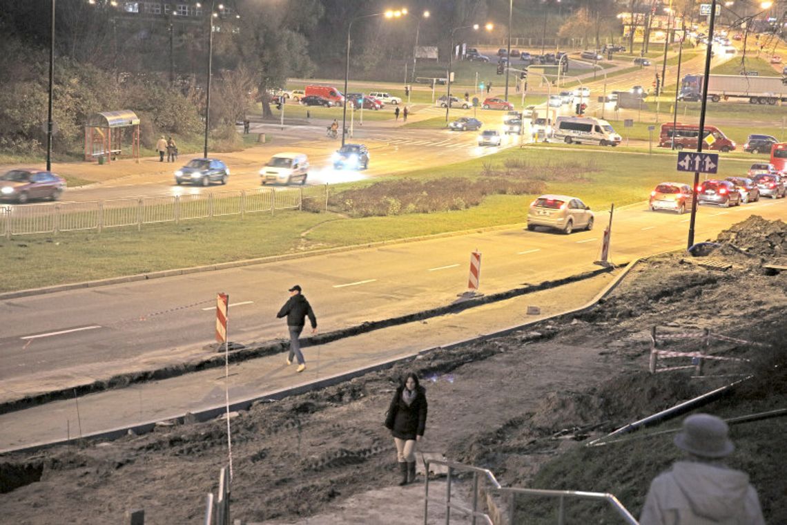Lublin: Mieli zbudować 14 zatok autobusowych, a powstało 7. Każdą trzeba poprawiać