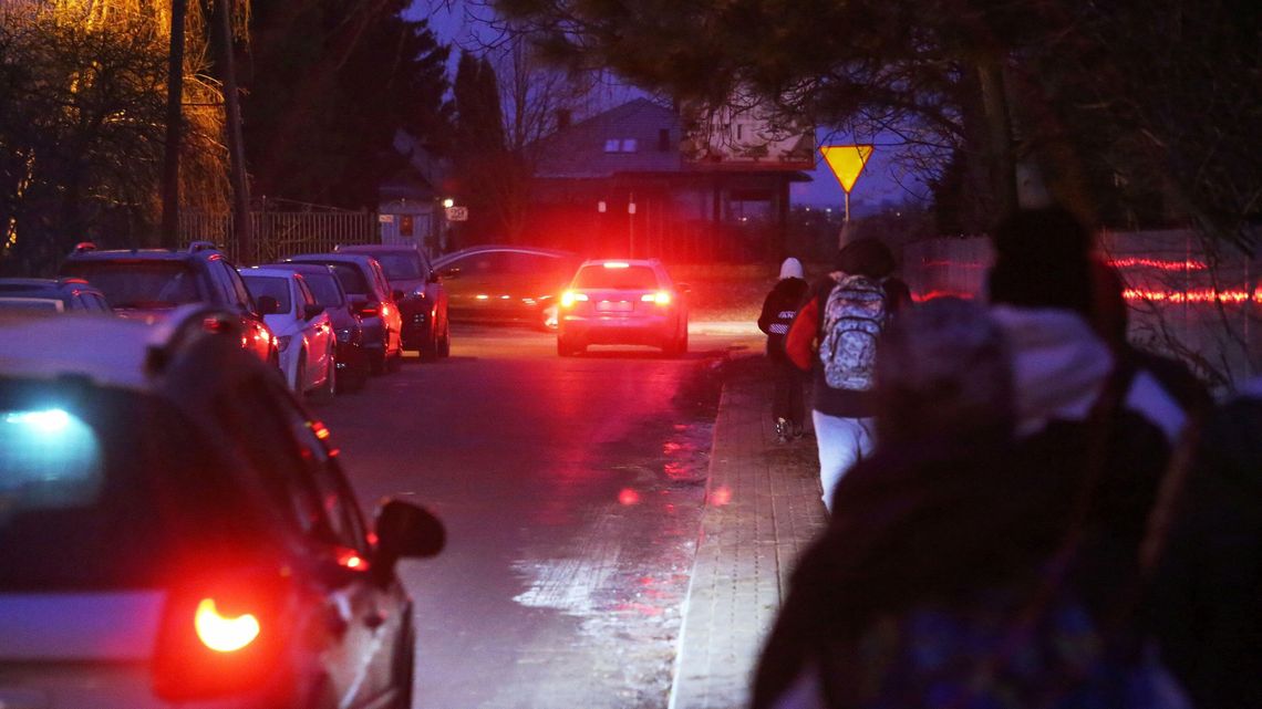Lublin. Mieszkańcy mają już dość: Nasze domy to nie parking Lublin. Mieszkańcy mają już dość: Nasze domy to nie parking