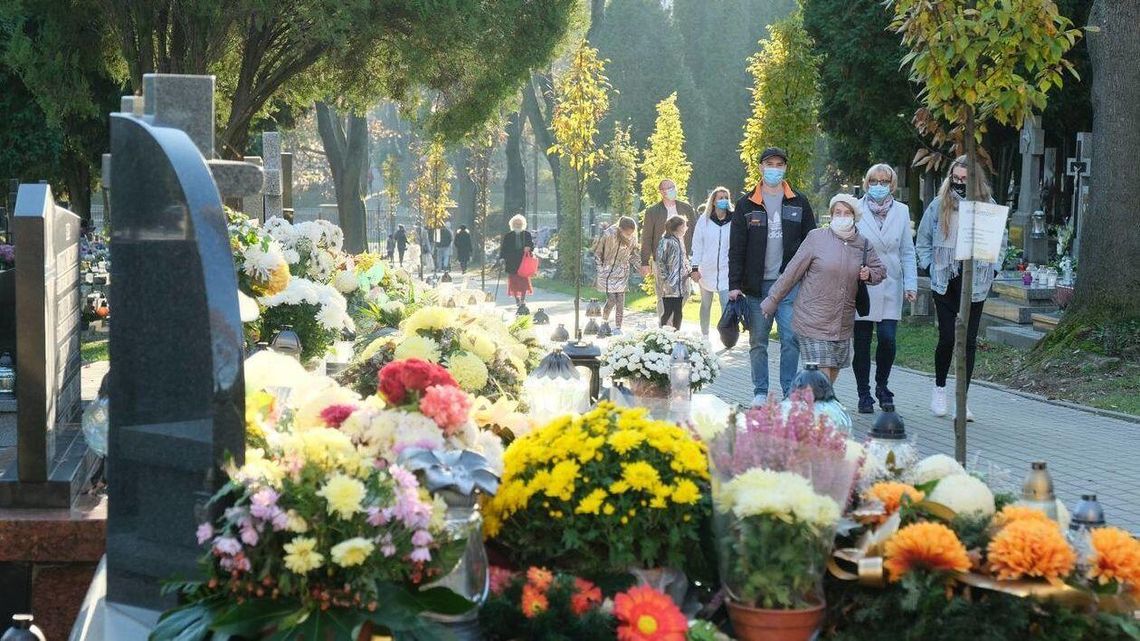 Lublin. Mieszkańcy odbijają sobie zamknięte cmentarze i teraz poszli odwiedzić groby