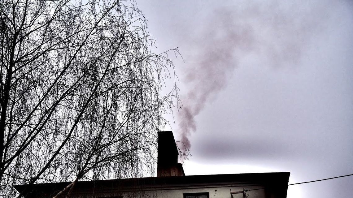 Lublin: Mieszkańcy palą w piecach śmieciami, ekolodzy namawiają do zmian