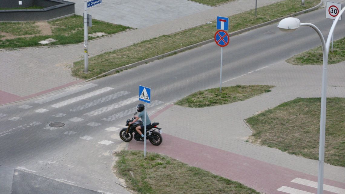 Lublin. Mieszkańcy skarżą się na ryk silników i jazdę motocyklami po chodniku Lublin. Mieszkańcy skarżą się na ryk silników i jazdę motocyklami po chodniku