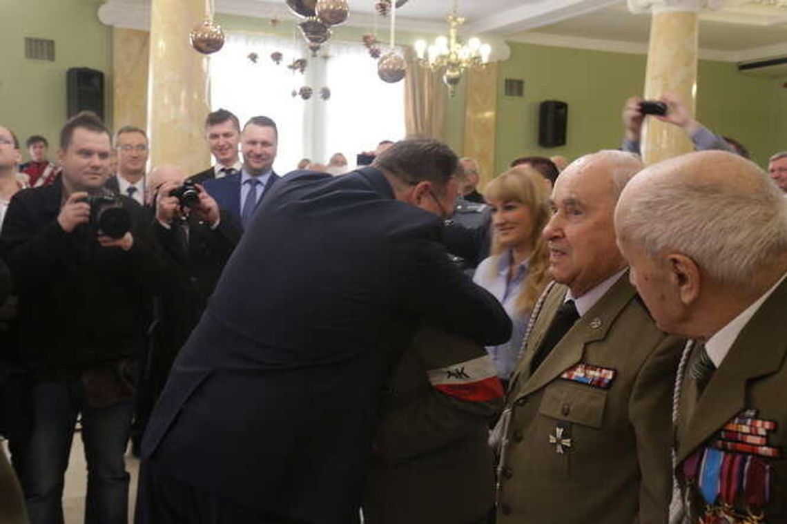 Lublin: Miły gest szefa urzędu ds. kombatantów. Klęknął przed weteranem (wideo)