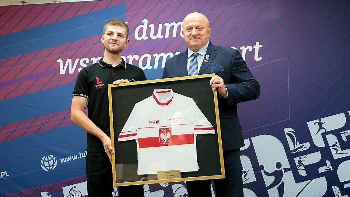 Lublin. Mistrz podarował marszałkowi koszulkę i medal Lublin. Mistrz podarował marszałkowi koszulkę i medal