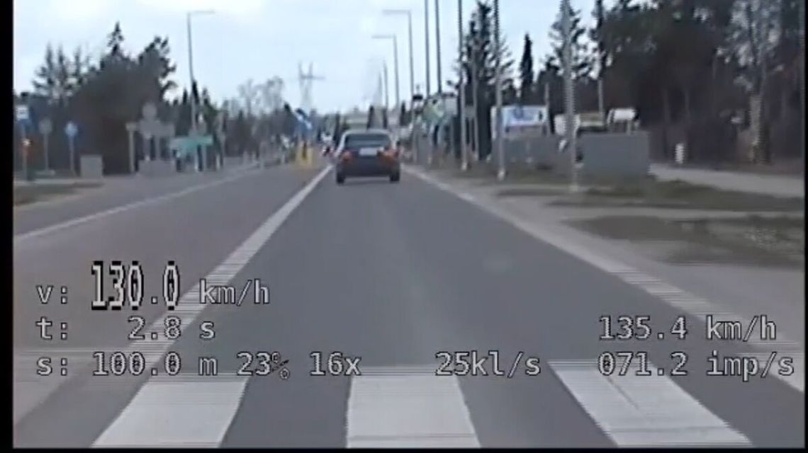 Lublin. Młody kierowca mercedesa momentalnie stracił prawo jazdy. 45 punktów karnych. Nagranie Lublin. Młody kierowca mercedesa momentalnie stracił prawo jazdy. 45 punktów karnych. Nagranie