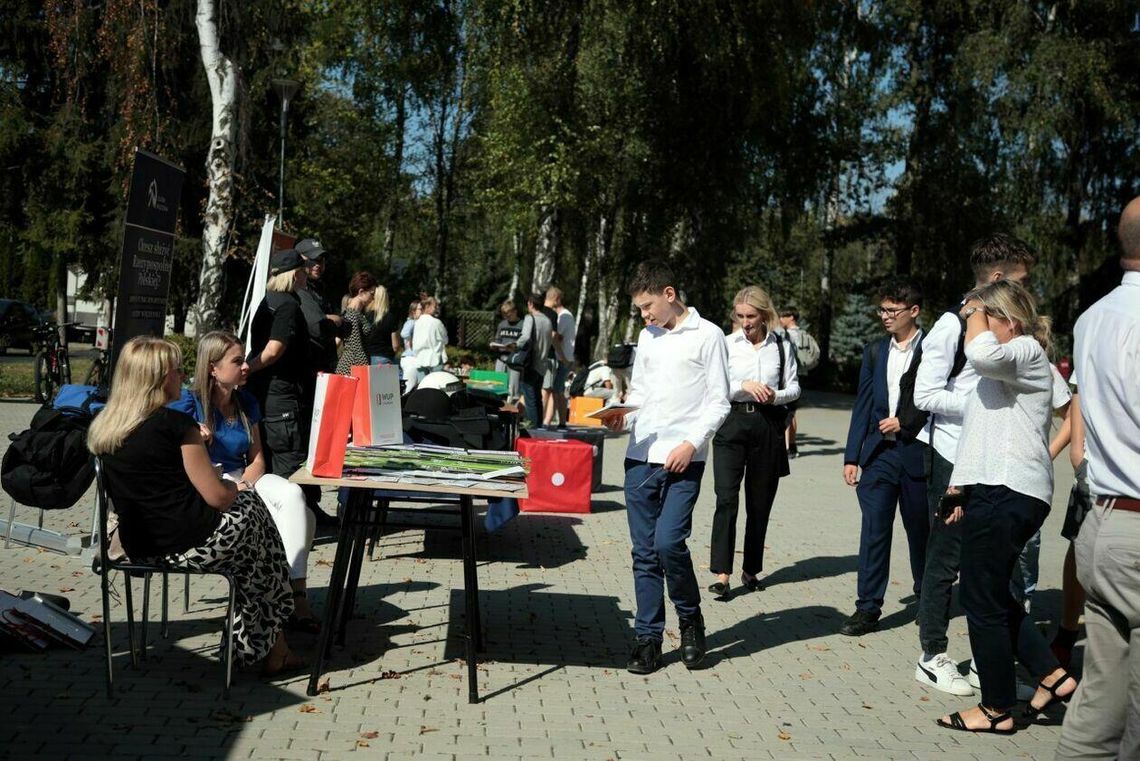 Lublin: Młodzi mierzyli kajdanki, a starsi się badali. Tak było w „Kolejówce”