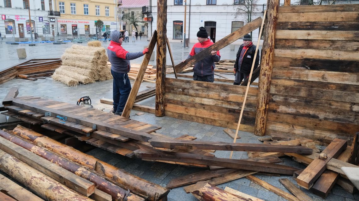 Lublin: Montują szopkę bożonarodzeniową przed pedetem