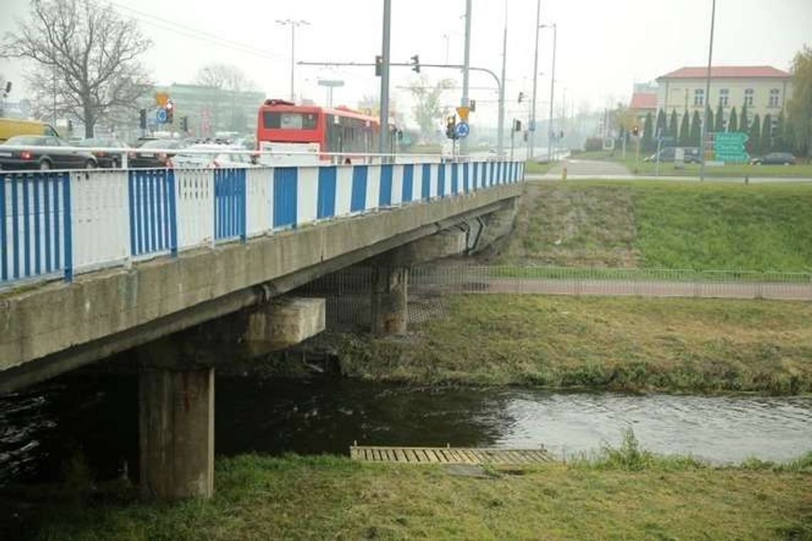 Lublin: Mosty w rozsypce, ograniczenia w ruchu koło Dworku Grafa Lublin: Mosty w rozsypce, ograniczenia w ruchu koło Dworku Grafa